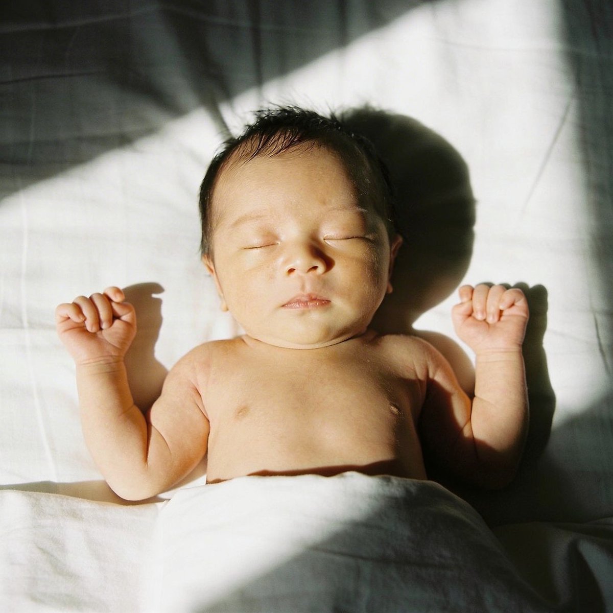 Baby fotografiert mit weichem natürlichem Licht in einem 45-Grad-Winkel zu einem Fenster