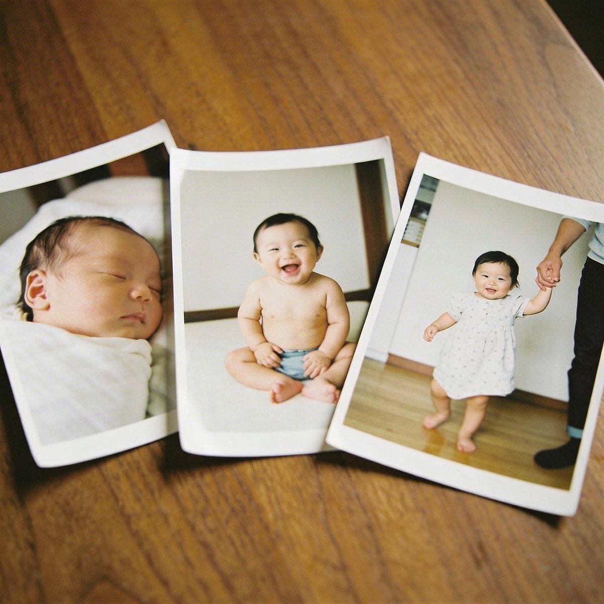 Vergleichs-Infografik der verschiedenen Altersstufen für ein Babyfotoshooting
