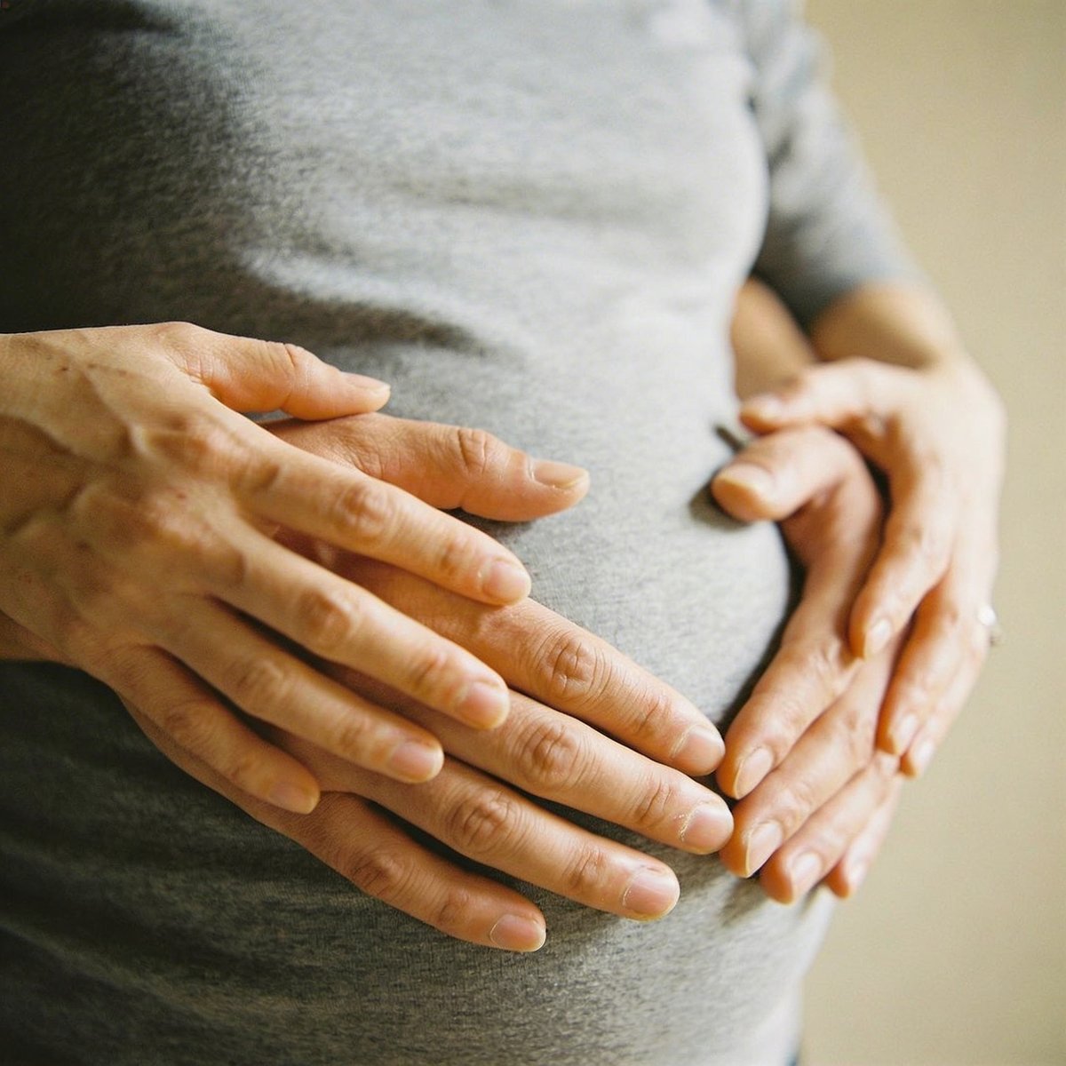 Hände am Bauch: zarte Momente während der Schwangerschaft